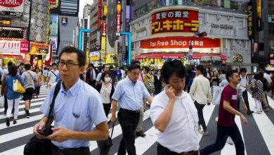 Japon hükümeti, ekonomiyle ilgili değerlendirmesini bir yıl sonra ilk kez düşürdü